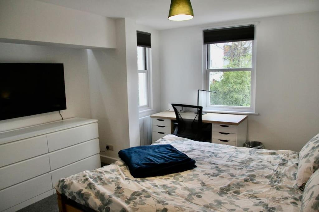 Vernon Place Town Centre, Vernon Cottage 3-Bed With Parking, 1A Vernon Court 2-Bed With Parking, 1B Studio No Parking, Off The High Street Next To Sandford Park Cheltenham Eksteriør billede