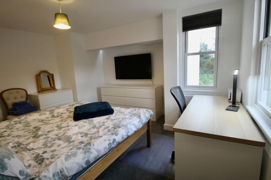 Vernon Place Town Centre, Vernon Cottage 3-Bed With Parking, 1A Vernon Court 2-Bed With Parking, 1B Studio No Parking, Off The High Street Next To Sandford Park Cheltenham Eksteriør billede