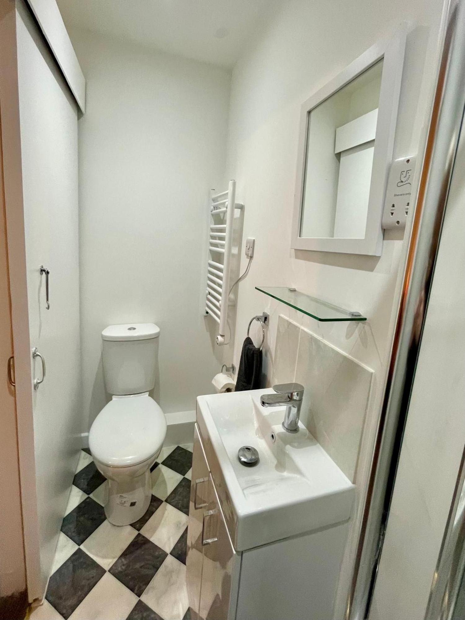 Vernon Place Town Centre, Vernon Cottage 3-Bed With Parking, 1A Vernon Court 2-Bed With Parking, 1B Studio No Parking, Off The High Street Next To Sandford Park Cheltenham Eksteriør billede