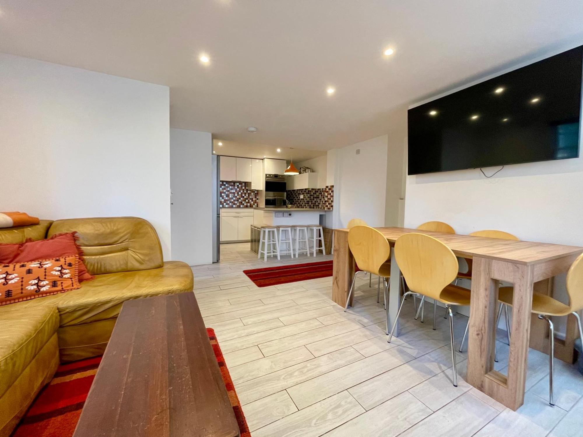 Vernon Place Town Centre, Vernon Cottage 3-Bed With Parking, 1A Vernon Court 2-Bed With Parking, 1B Studio No Parking, Off The High Street Next To Sandford Park Cheltenham Eksteriør billede